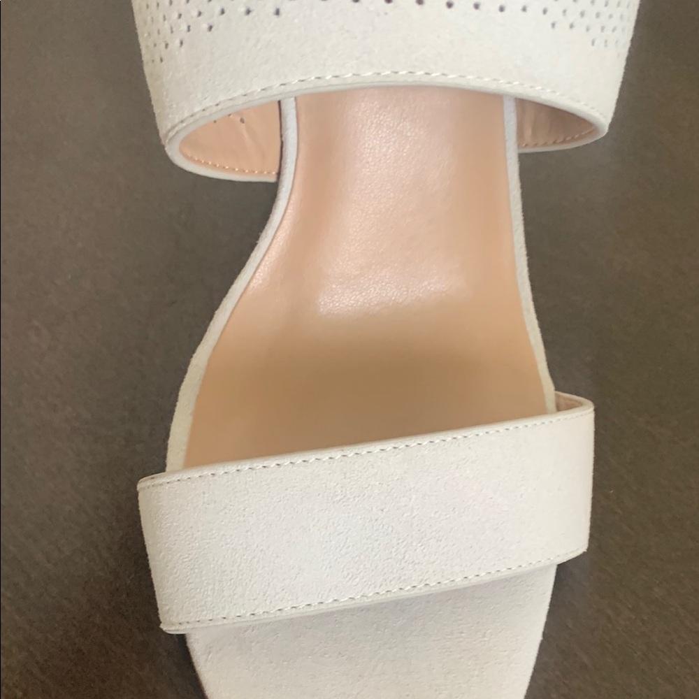 NWOT HALSTON Stone / Gray Wedge Sandals with Textured Straps and Ankle Buckle. - Picture 4 of 9